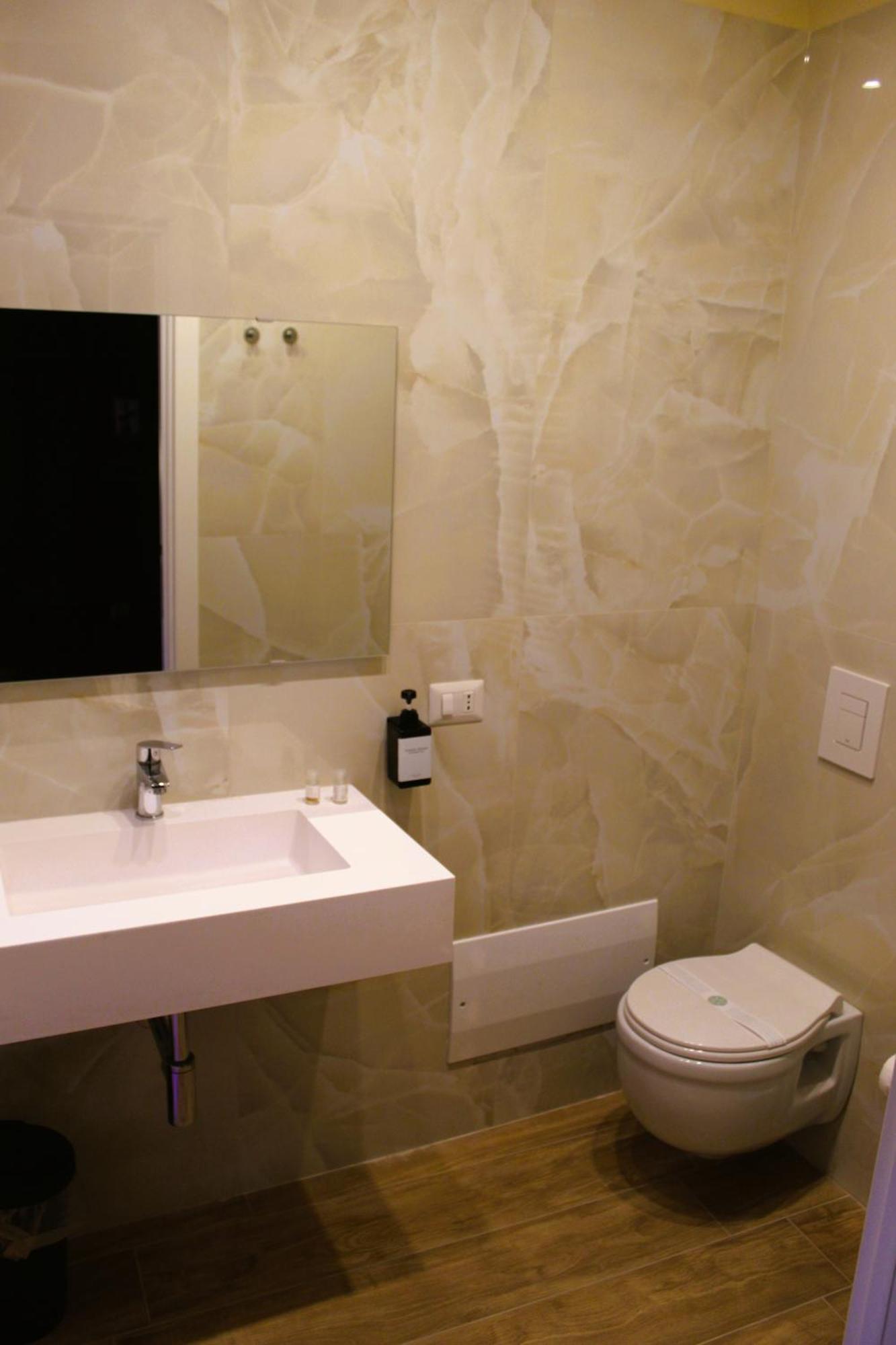 Blackwoody Contemporary - Centro Storico Via Toledo