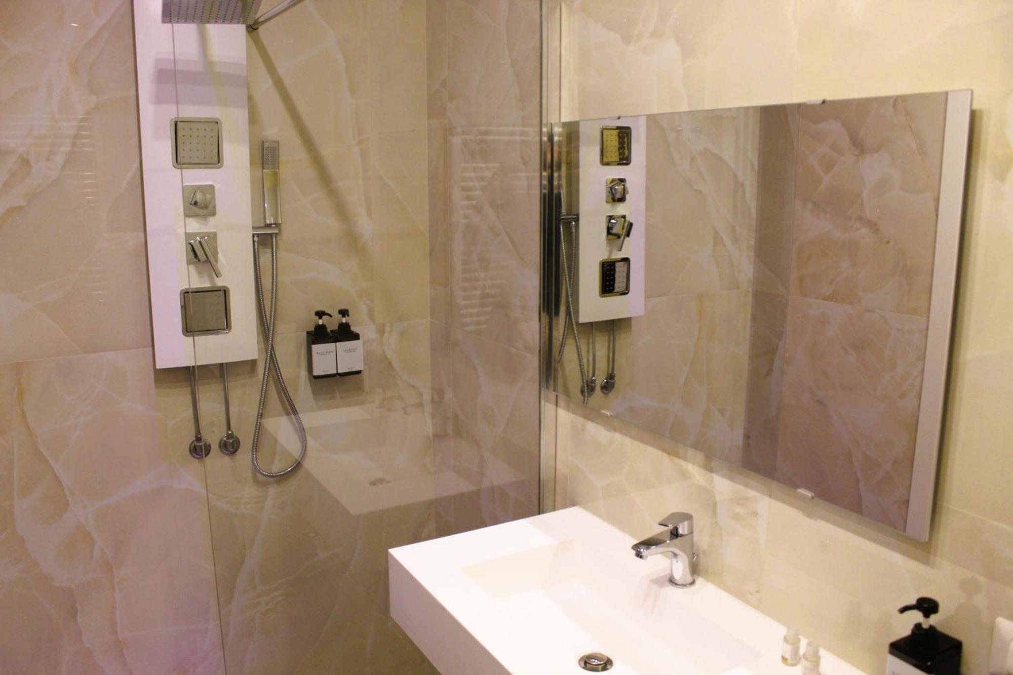 Blackwoody Contemporary - Centro Storico Via Toledo Maison d'hôtes Naples